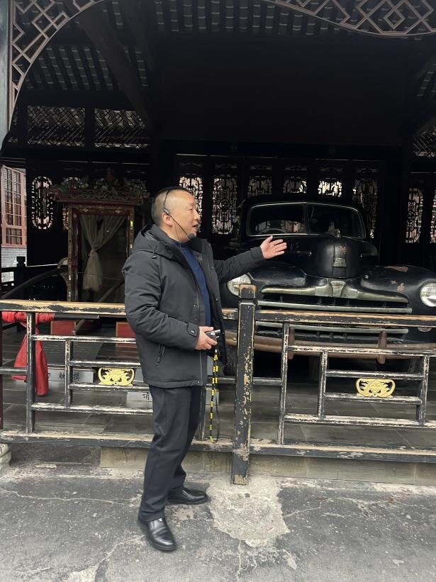 向东馆长为游客进行导览_proc.jpg