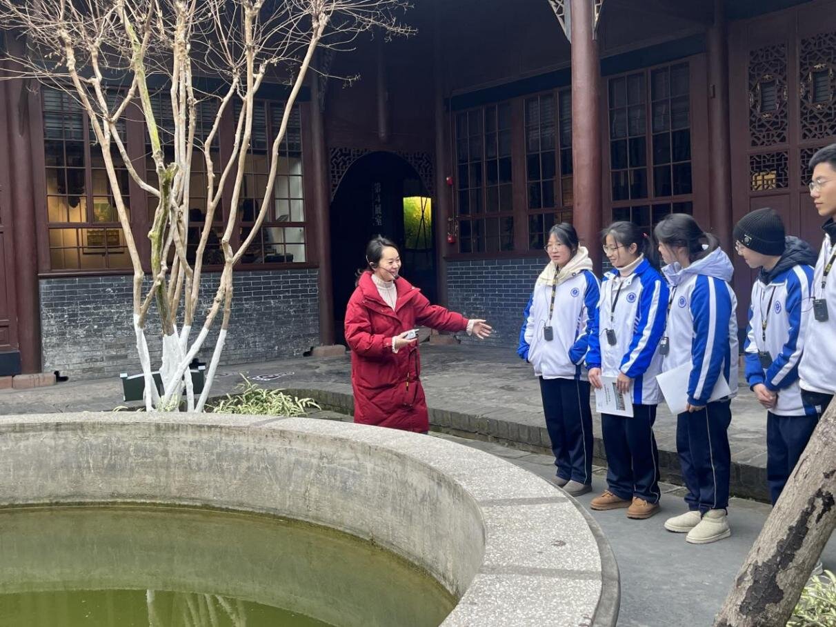 周赛琳馆长为成都学生进行导览_proc.jpg