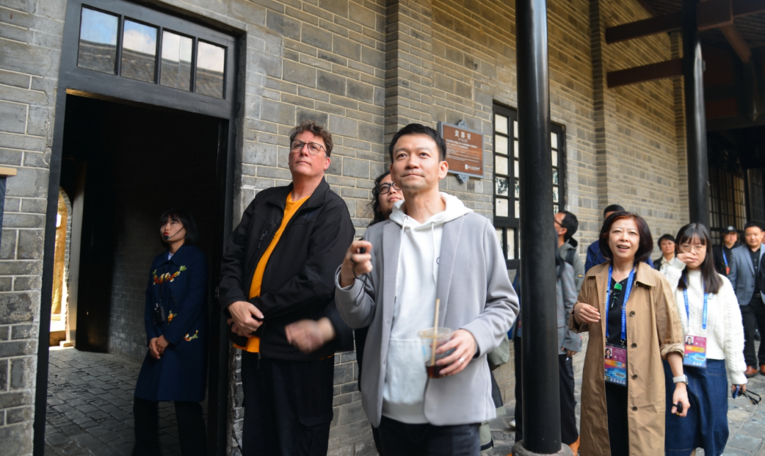 世界著名电影特效大师理查德·泰勒参观刘氏庄园.png